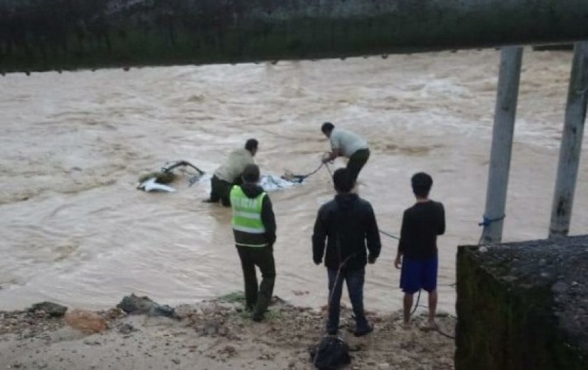 La Policía confirmó el fallecimiento del padre y la madre de familia, dos hijos están desaparecidos. Foto: Erbol