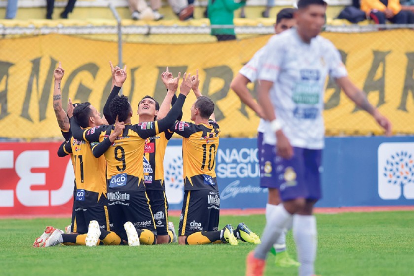 La celebración de los jugadores atigrados después de anotar uno de los goles en la victoria sobre el equipo lila.