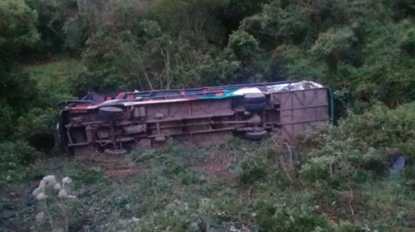 Accidente del bus de la empresa Illimani, en Venadillos (Mairana). FOTO: Rocha Comunicaciones Provincia Florida