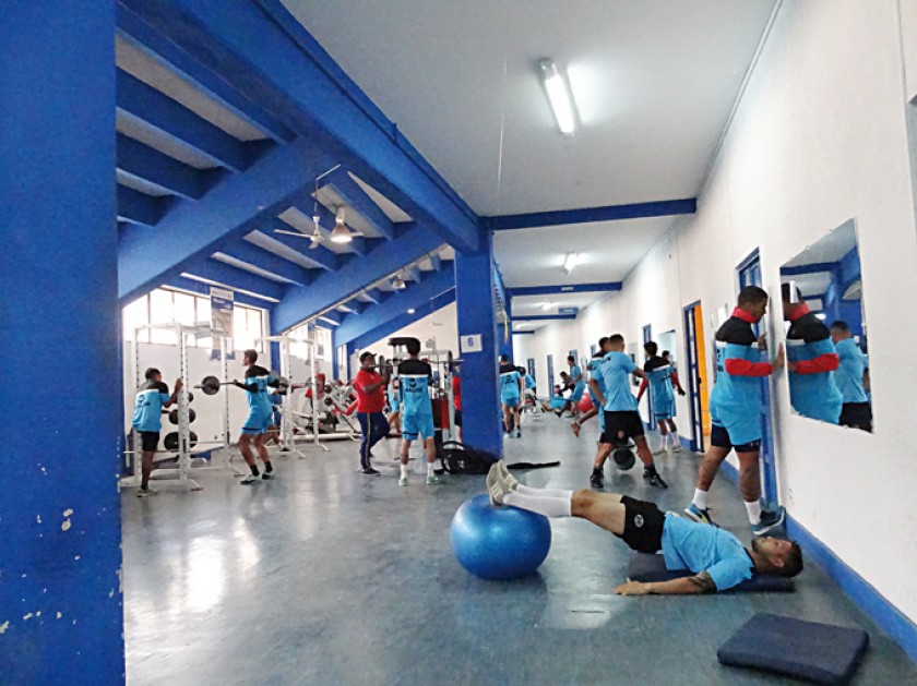 Universitario inició su trabajo de ayer con una sesión de gimnasio y luego se trasladó a la cancha auxiliar del estadio