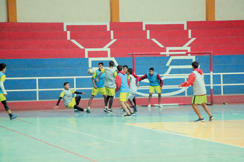 El plantel tuvo que limitarse a trabajar ayer en el coliseo del ex Seminario ante los problemas que tuvo la cancha del “