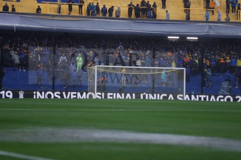 Pese a la lluvia, decenas de aficionados de Boca Juniors se apostaron al interior del estadio La Bombonera. Foto: EFE