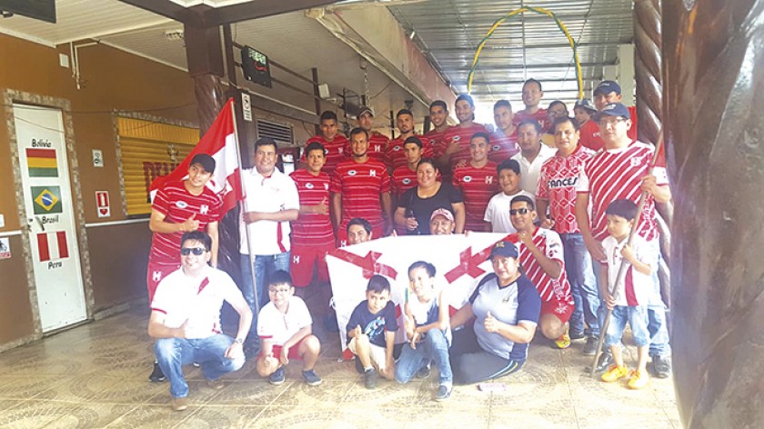 Los jugadores posan con los hincha