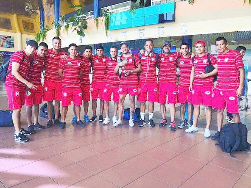 Parte del equipo capitalino de Independiente durante su escala en Cochabamba