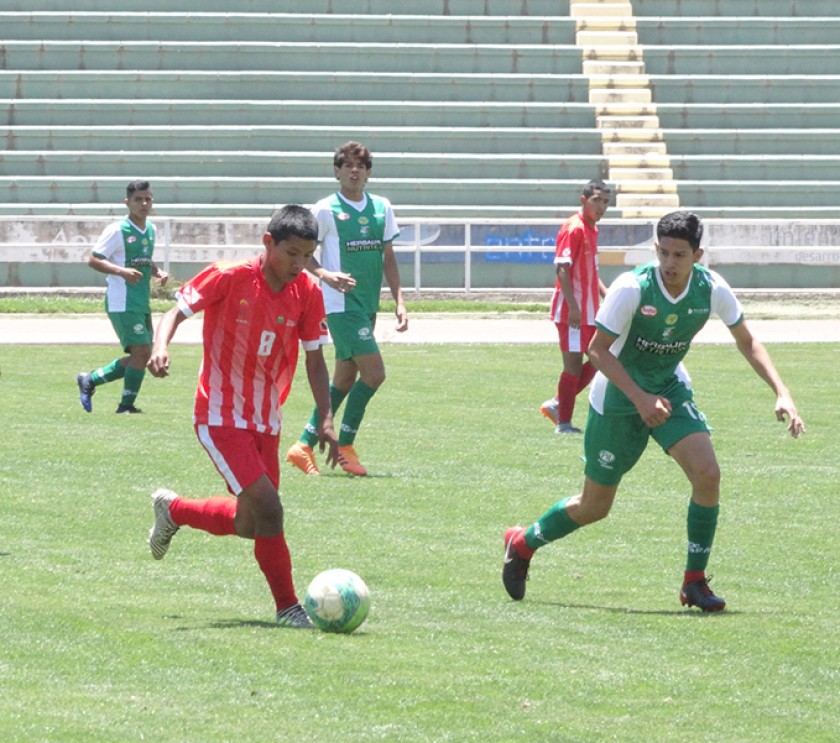 Los partidos fueron disputados ayer entre las 11:00 y las 15:00 en el estadio Patria en una jornada calurosa.