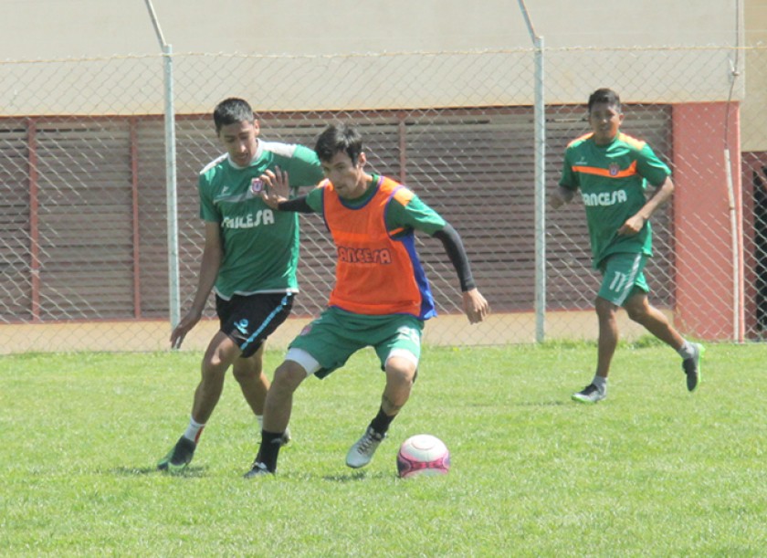 Una de las últimas prácticas del cuadro estudiantil que hoy recibe a San José.
