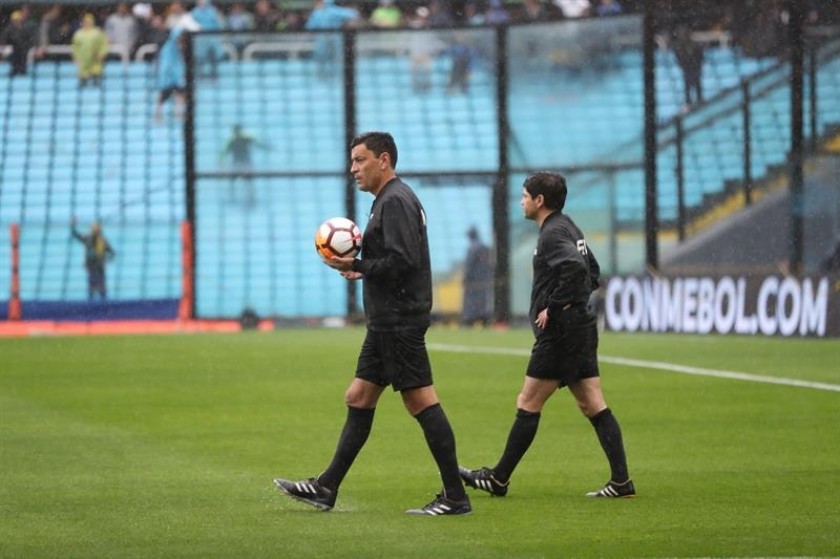 El árbitro chileno Roberto Tobar (i) volvió a inspeccionar, hoy, la Bombonera. Foto: EFE