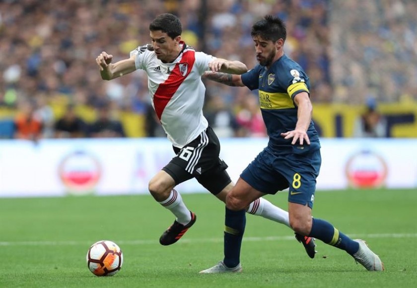 El jugador de River Plate Ignacio Fernández (i) disputa el balón con Pablo Pérez (d), de Boca Juniors. Foto: EFE
