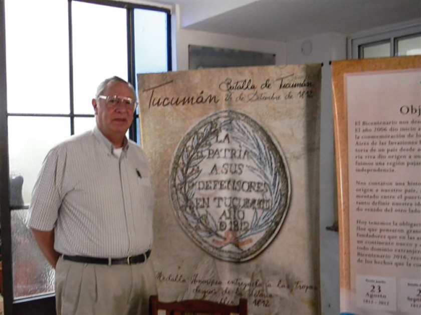 Ernesto Daza junto a la bandera de homenaje a los vencedores de Tucumán.