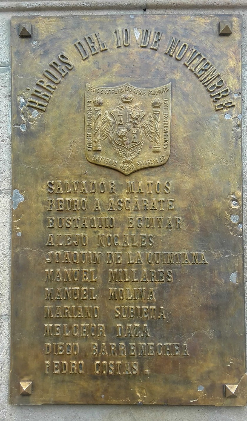 Placa en la plaza 10 de Noviembre con los nombres de los héroes del alzamiento de 1810. Daza es el tercero a partir de a