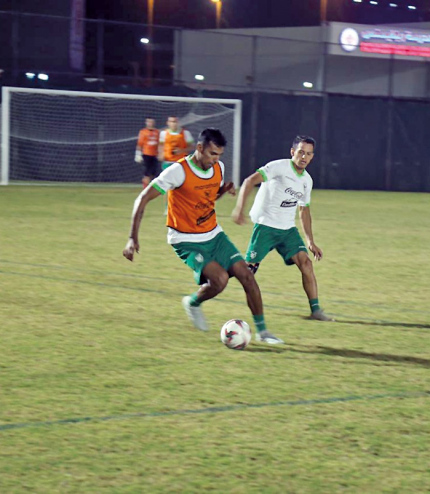 El delantero Gilbert Álvarez (i) se incorporó ayer a los entrenamientos de la Selección Nacional en Asia.