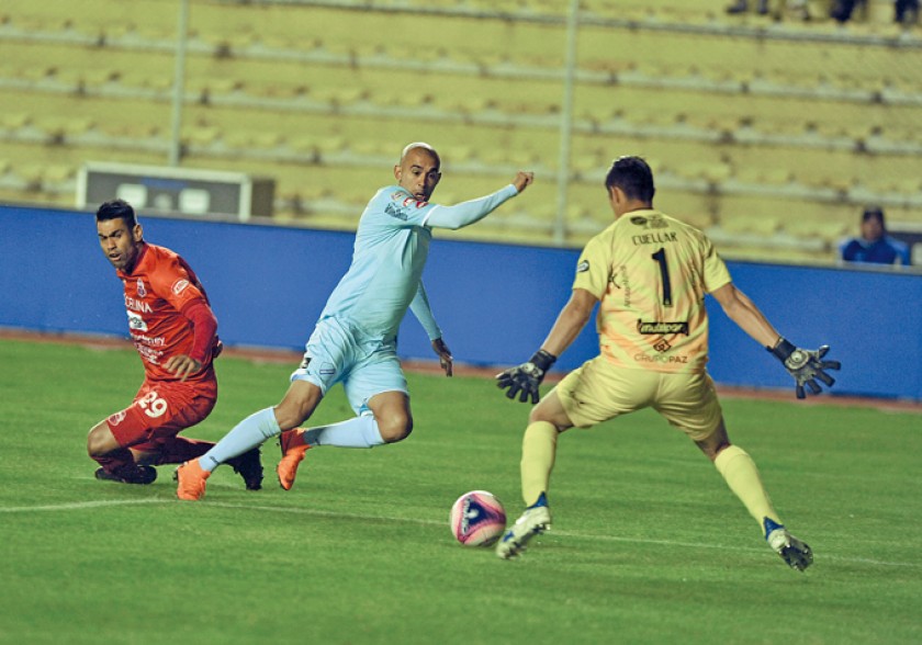 El delantero argentino Marcos Riquelme (c) anotó el tercer y definitivo gol de Bolívar en el triunfo sobre Guabirá anoch