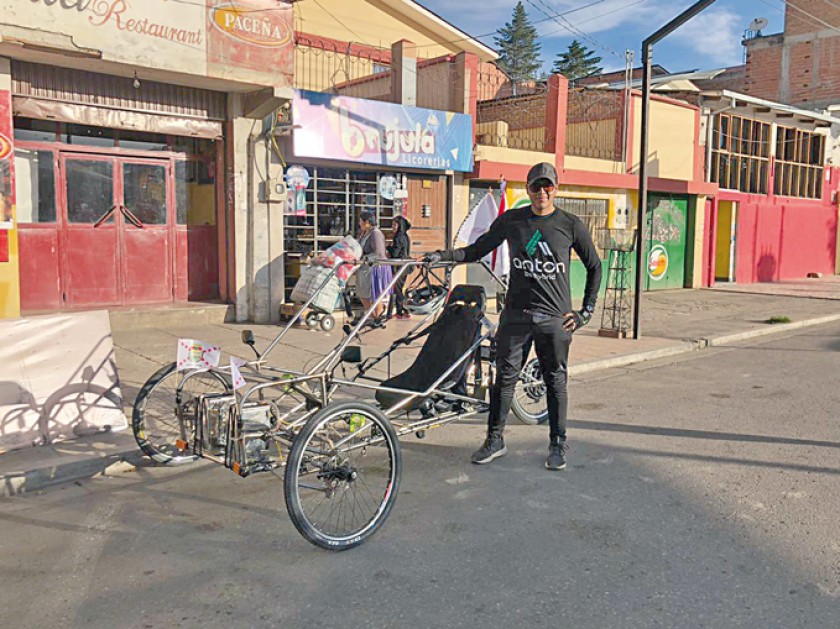 El auto híbrido Anton diseñado y construido por Marco Antonio Paniagua, quien ganó en el circuito realizado en Sucre.