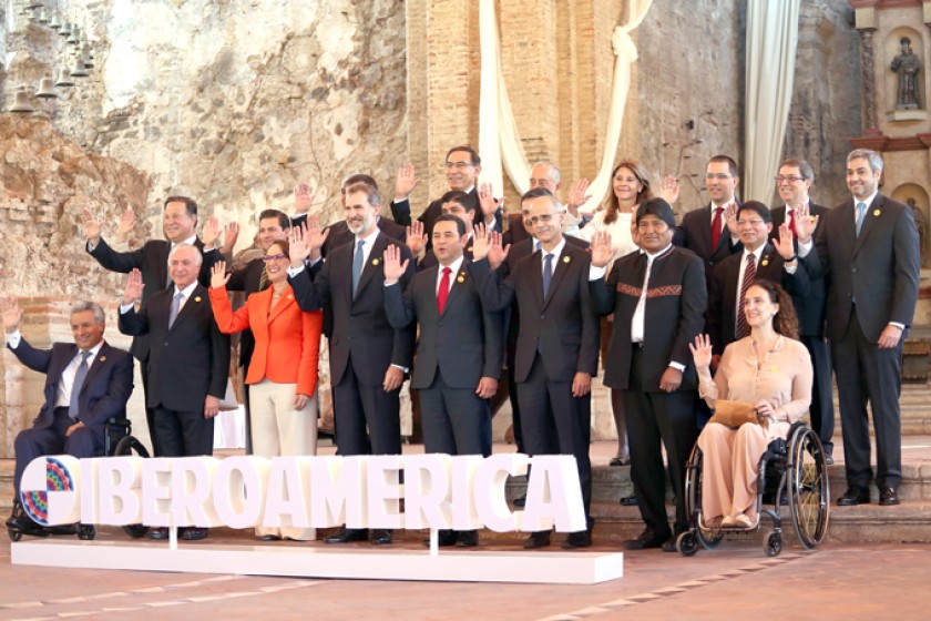 REUNIÓN. Gobernantes participantes posan para las fotos oficiales de la sesión plenaria en la XXVI Cumbre Iberoamericana