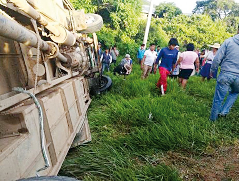Accidente de bus deja dos fallecidos en Santa Cruz
