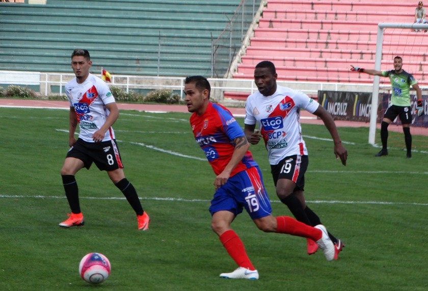 Carlos Vargas de Universitario conduce el balón ante la marca de sus rivales. Foto: Enrique Quintanilla