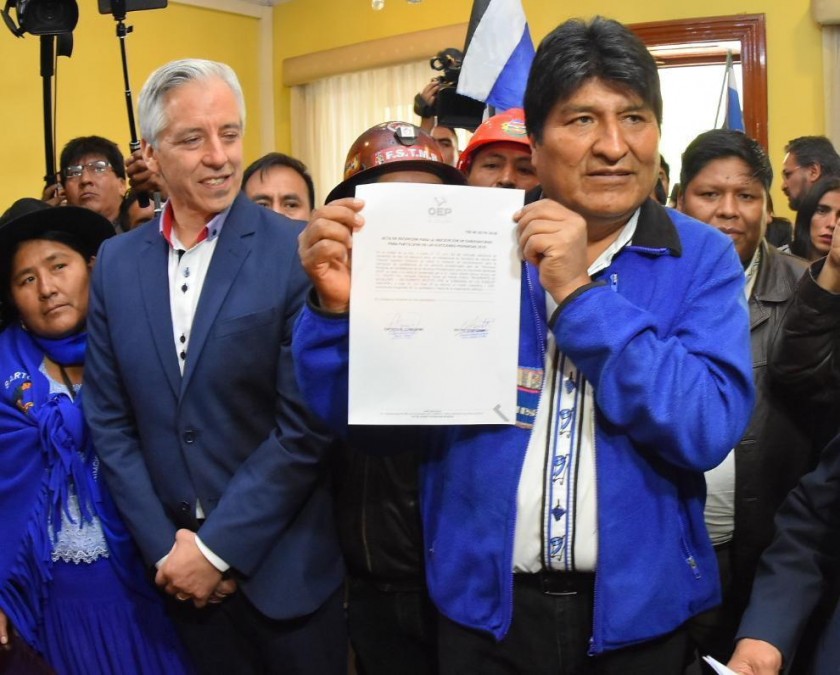El presidente Evo Morales y el vicepresidente Álvaro García Linera se inscribieron ante el TSE. FOTO: APG