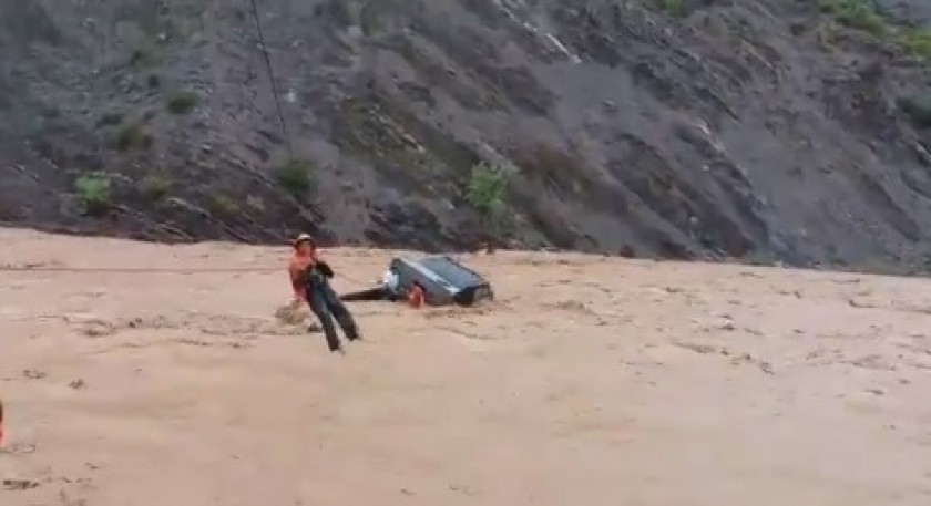 El rescate de los ocupantes de un camión que quedó atrapado por el río en una comunidad de Sucre. FOTO: Captura