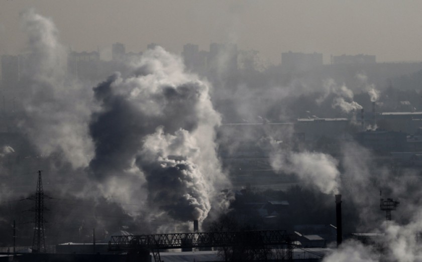 GASES. Columnas de humo emergen de chimeneas de la caldera de gas de una vivienda durante un día a 14 grados bajo cero e