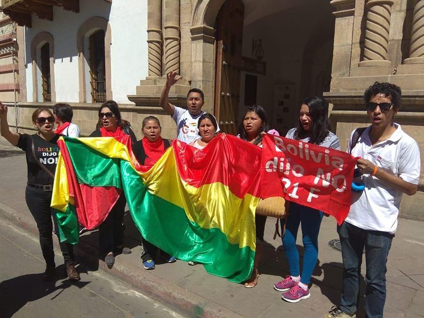 Una de las protestas de plataformas ciudadanas en el frontis de la Casa de la Libertad, en Sucre. FOTO: CORREO DEL SUR