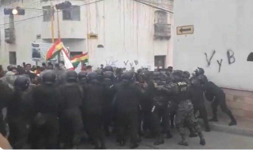 Los enfrentamientos entre marchistas y los policías, cerca de la sede del TED Chuquisaca, en Sucre. FOTO: Captura