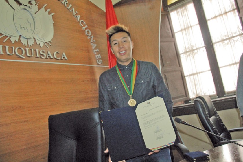 El raquetbolista chuquisaqueño recibió la medalla de oro “Franz Tamayo” por parte de la Cámara de Senadores.