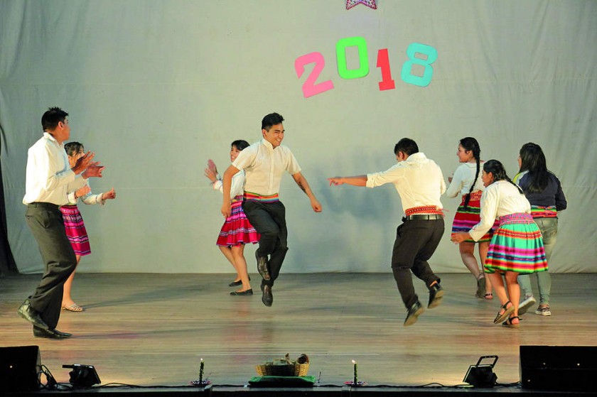 NAVIDAD. Delegaciones bailaron al ritmo de la música tradicional.