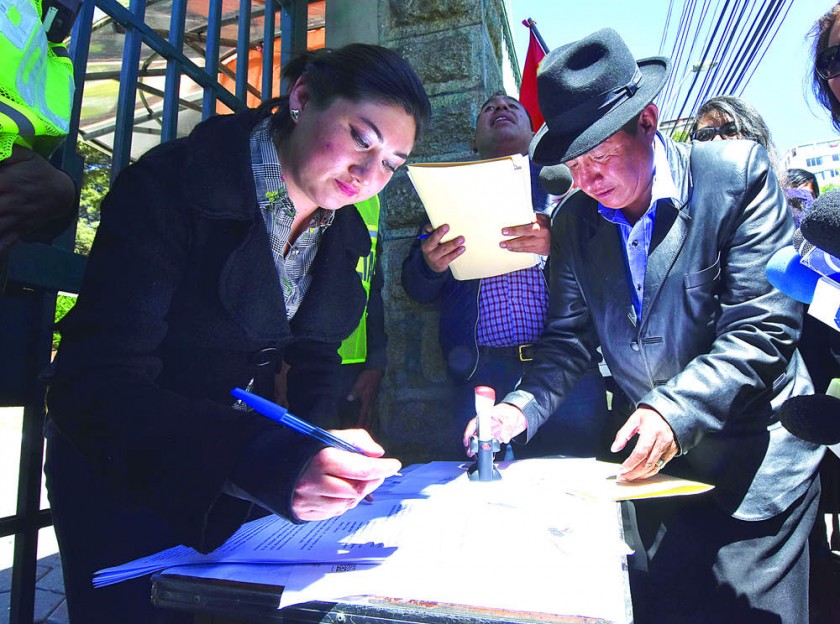 LA PAZ. La presentación de una de las impugnaciones contra el binomio del MAS.