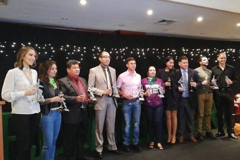 Said Pérez (4to desde la izquierda) posa con su premio esta mañana. Foto: El Deber