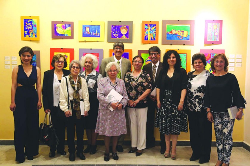 INAUGURACIÓN. Las artistas, con las autoridades de San Francisco Xavier y la directora del Museo Colonial, Orieta Durand
