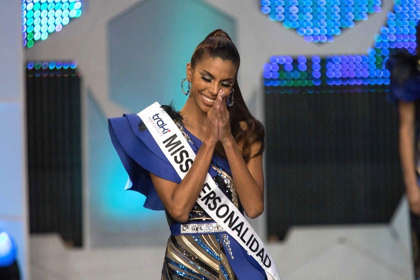 Isabella Rodríguez (c), Miss Portuguesa, desfila durante edición número 65 de Miss Venezuela, en Caracas. EFE