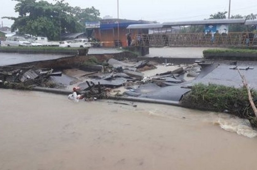 El puente que se derrumbó en el área urbana del municipio de Entre Ríos (Cochabamba). Foto: Internet