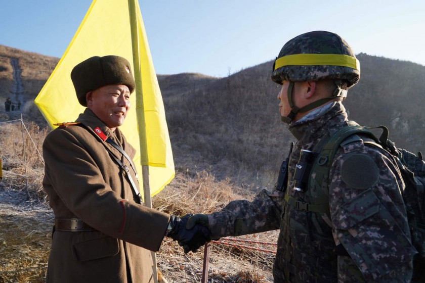 DISTENSIÓN. Militares de Corea del Norte y del Sur se dan la mano cerca de la línea divisoria entre las dos naciones...