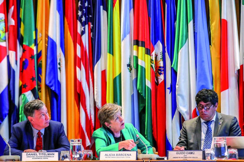 La secretaria ejecutiva de la Comisión Económica para América Latina y el Caribe (CEPAL), Alícia Bárcena (c)...