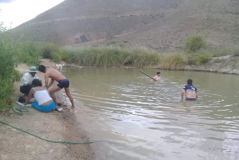 El triste momento del rescate de los cuerpos de las niñas en el municipio de Incahuasi. Foto: Gentileza