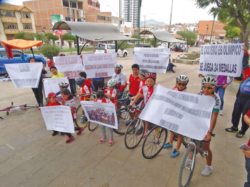 Los deportistas de ciclismo, sobre todo niños, salieron ayer a manifestarse por la construcción del velódromo para Sucre