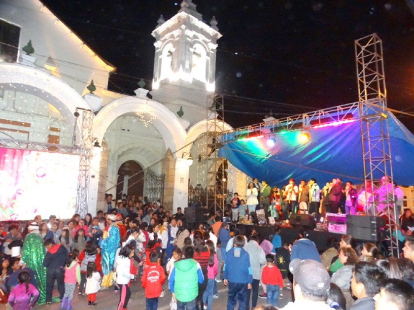 SERENATA. La calle Ravelo fue cerrada por la presentación de agrupaciones musicales, de baile que dieron inicio a la fes