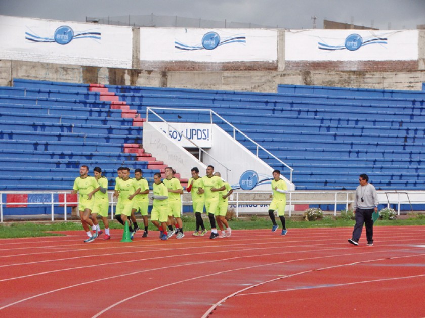 Independiente realizó sólo un trabajo físico en un sector de la pista atlética del estadio Patria ante la imposibilidad