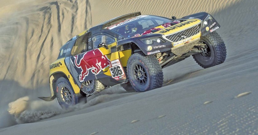 Sébastien Loeb tira de su excelente talento para destacarse entre los gigantes del Dakar al mando del equipo Peugeot, qu