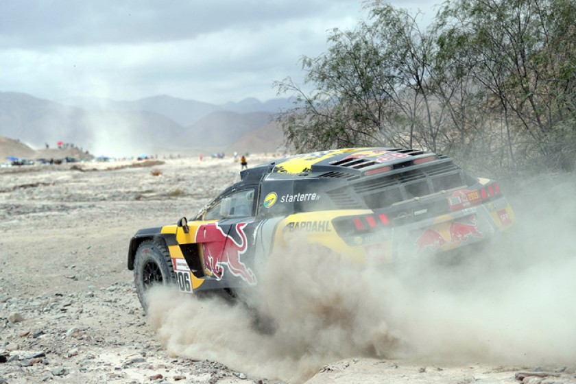 El francés Sebastien Loeb conduce su vehículo Peugeot durante la cuarta etapa del Rally Dakar 2019 entre Arequipa y Tac