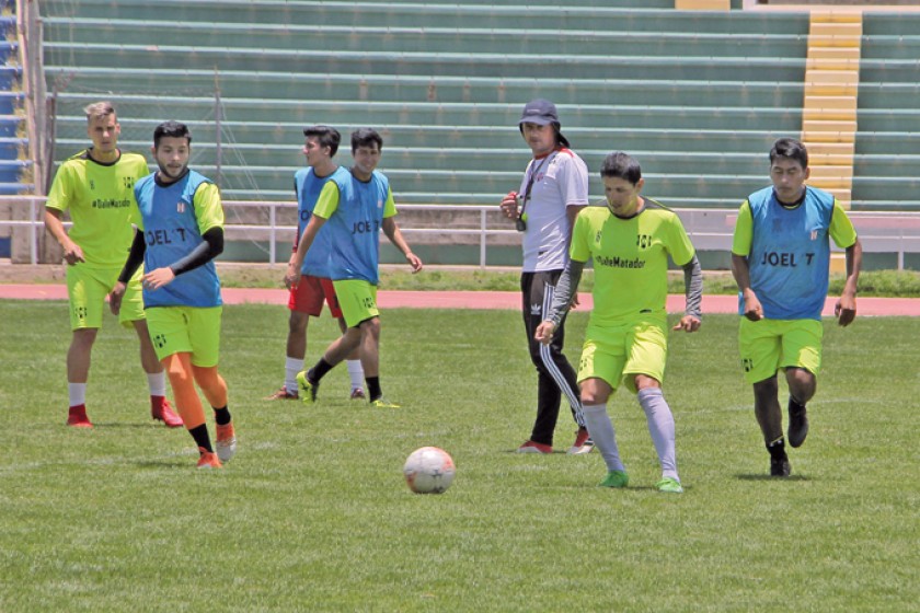El equipo albirrojo sostuvo ayer una sesión de fútbol para armar el posible onceno titular de cara al amistoso de esta n