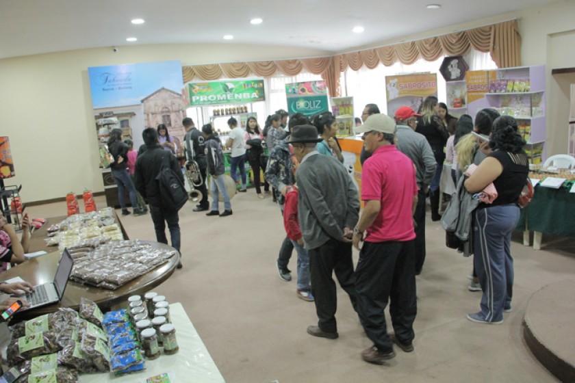 OFERTA. Los consumidores visitaron ayer, el ex hotel Municipal donde se emplazó la feria, abierta hasta el domingo 20 de
