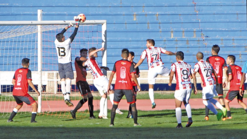 El partido entre el cementero y el albirrojo se disputó ayer, en el estadio Patria, y correspondió al cuadrangular amist