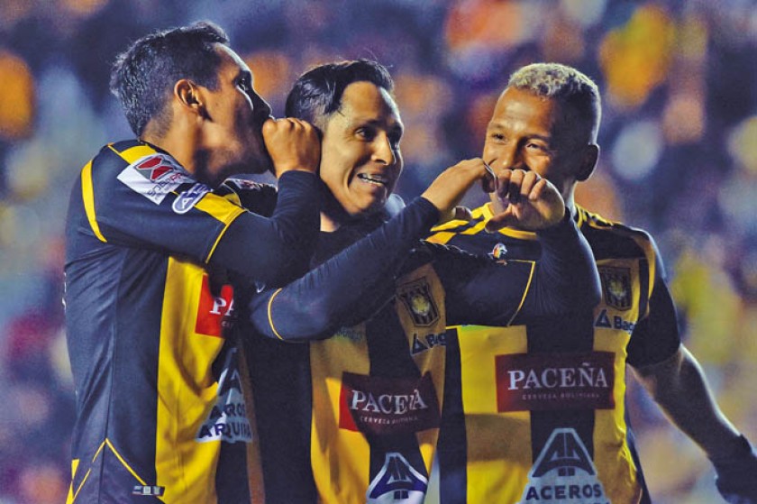 El tarijeño Marvin Bejarano (i) anotó el gol del triunfo para The Strongest anoche, sobre Aurora, en el Hernando Siles d