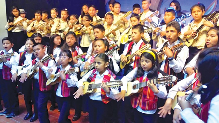 INTERÉS. La difusión en La Paz de las actividades de la Sociedad Boliviana del Charango filial Chuquisaca contó con la p