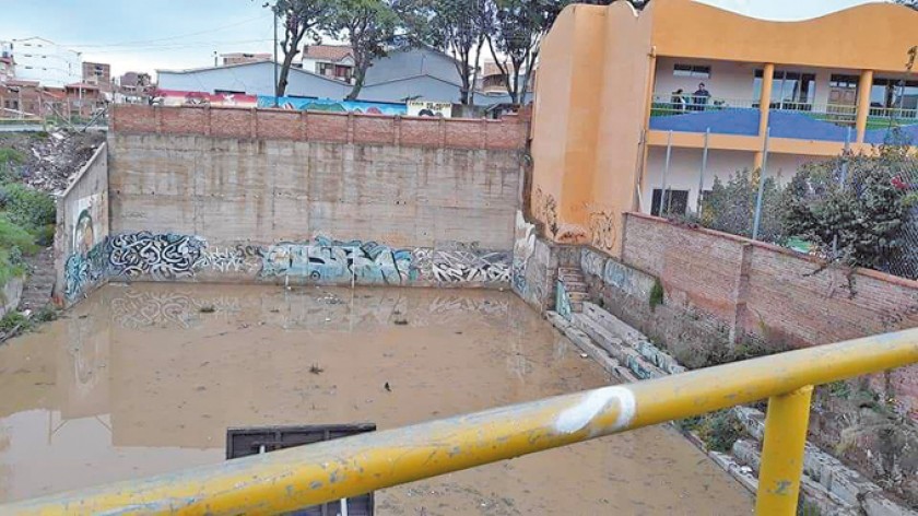PRECARIEDAD. La infraestructura del kinder San Lázaro está en riesgo debido a la acumulación de agua en el campo deporti