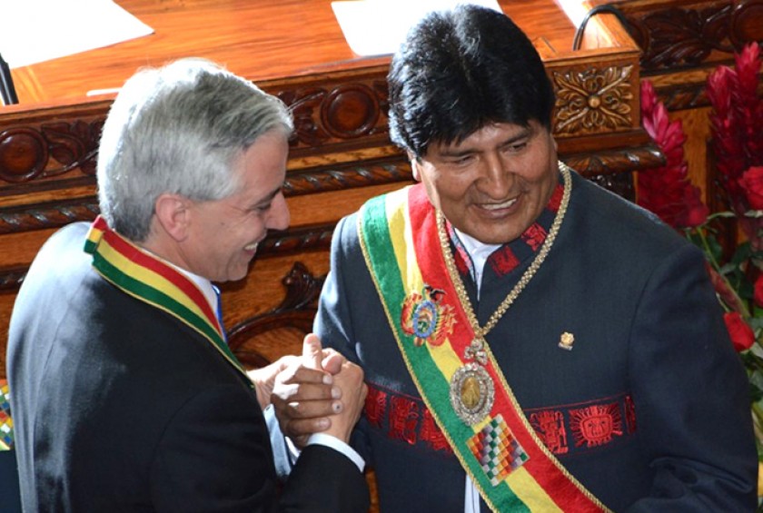 GOBIERNO. El presidente Evo Morales saluda al vicepresidente Álvaro García Linera, en una sesión de la Asamblea Legislat