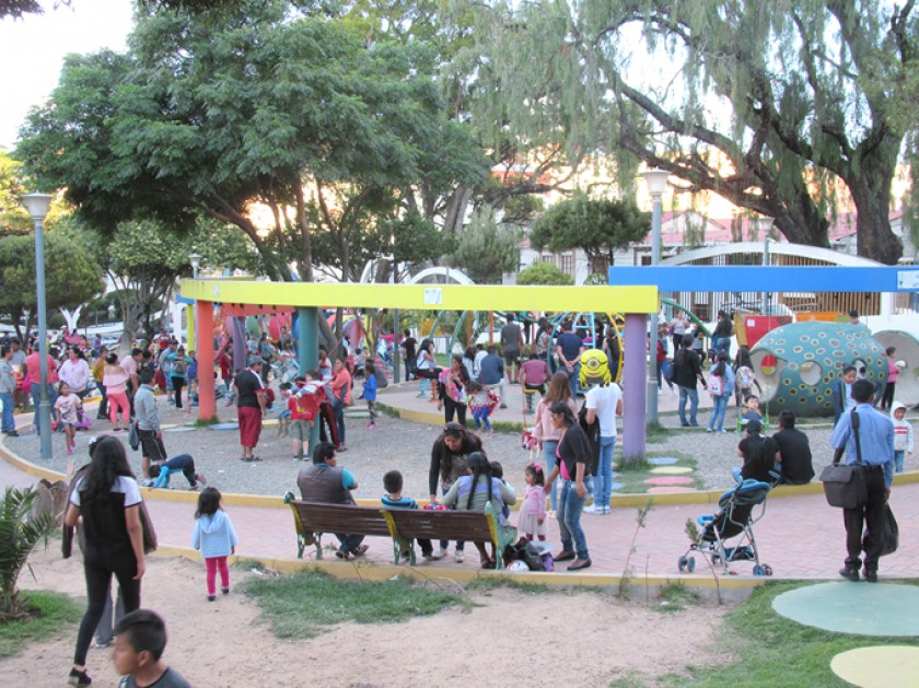 DISTRACCIÓN. Familias enteras acudieron al parque infantil Simón Bolívar para compartir momentos de sano esparcimiento.