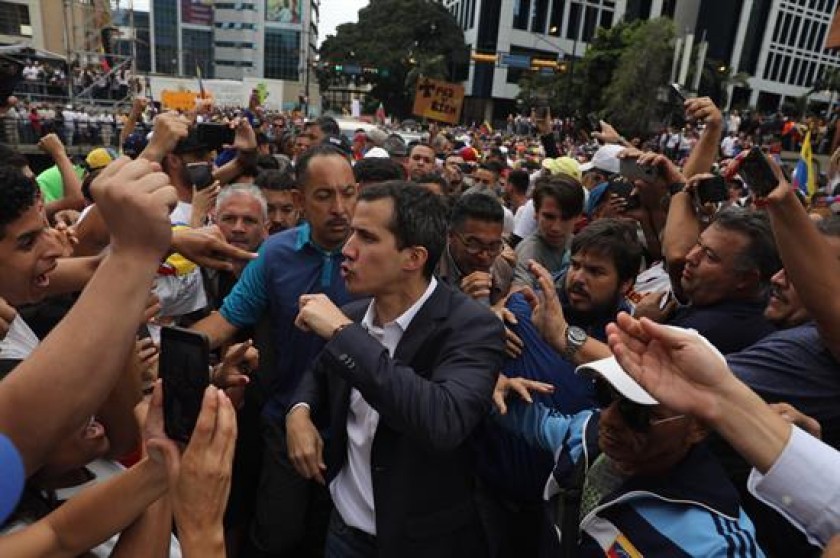 El presidente del Parlamento, Juan Guaidó, anuncia que asume la presidencia de Venezuela de forma interina. FOTO: EFE