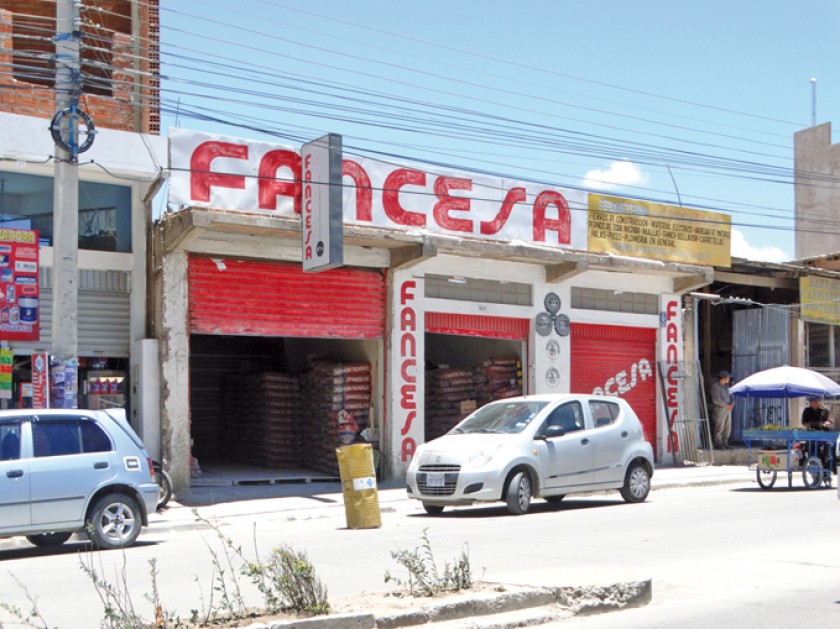 PRESENCIA. Una de las agencias de la Fábrica Nacional de Cemento S.A. (FANCESA) en la ciudad de Sucre.